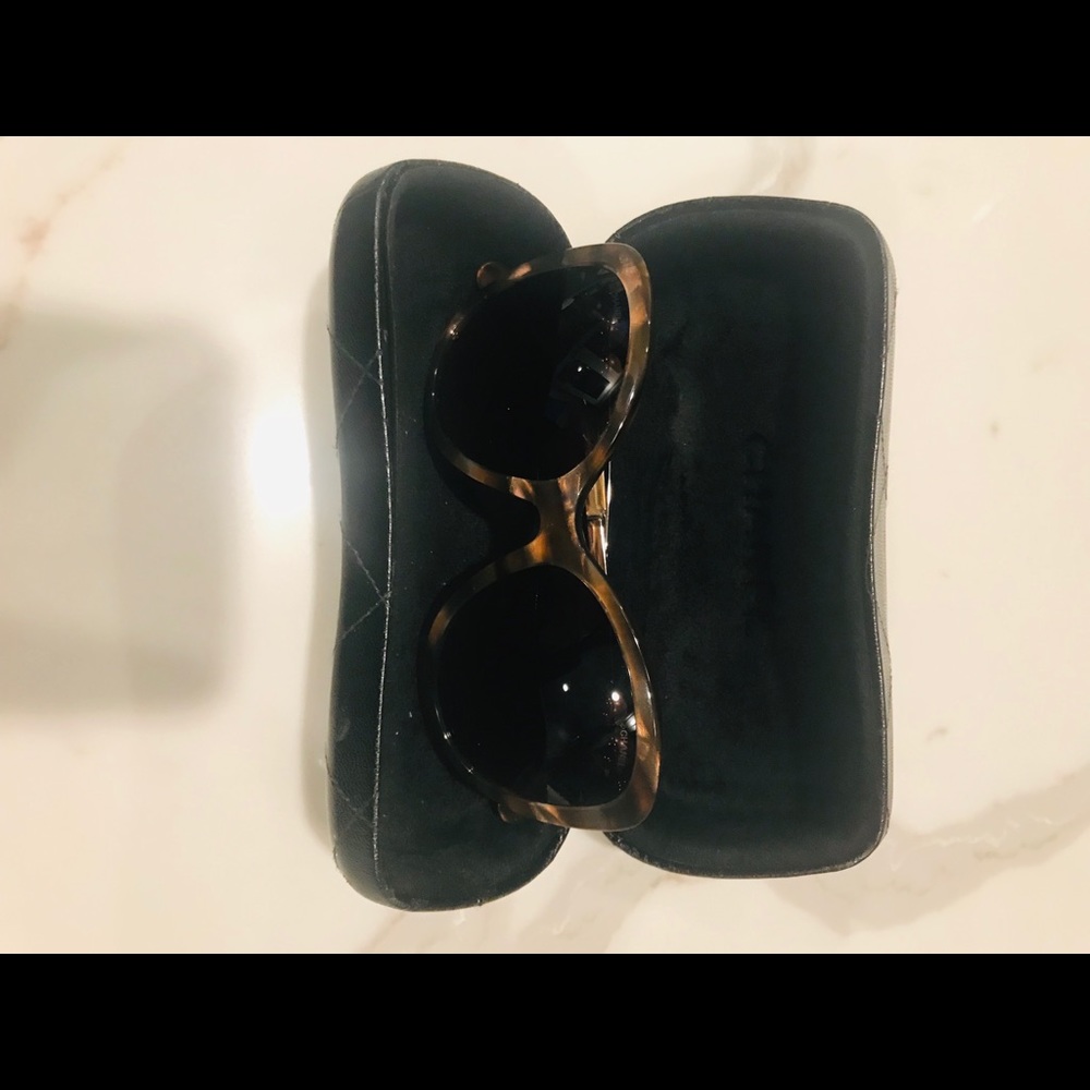 Chanel pearled butterfly sunglasses 🕶🕶🕶🕶 - Picture 4 of 7